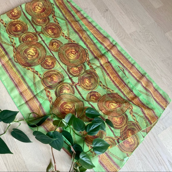 🌻5/$15 bundle🌻 Vintage scarf - Picture 4 of 5